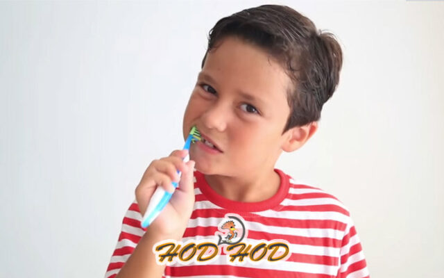 Teaching children to brush their teeth 4